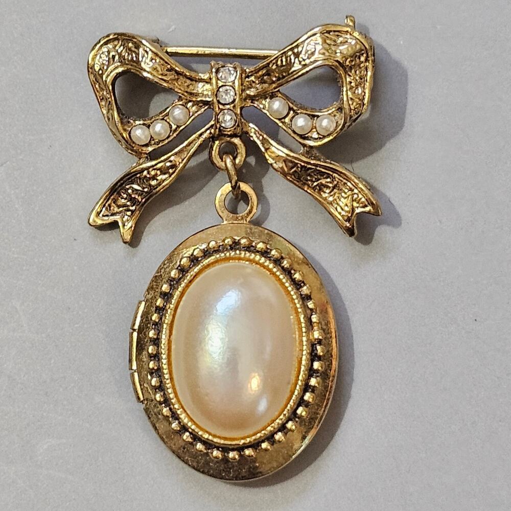 Bow and Faux Pearl Oval Dangle Brooch Pin Lapel Rhinestones Ribbon Goldtone Vtg
